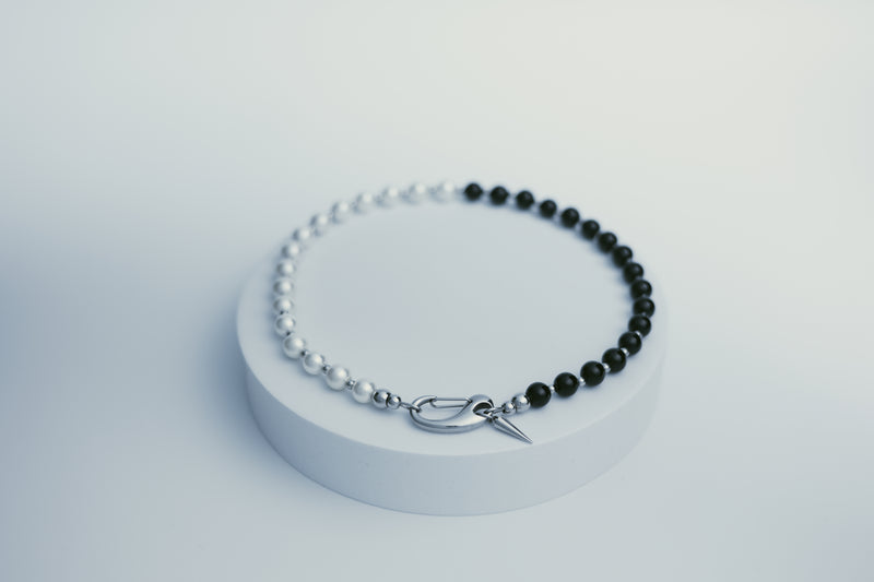 Black & White Pearl necklace with hook in the middle